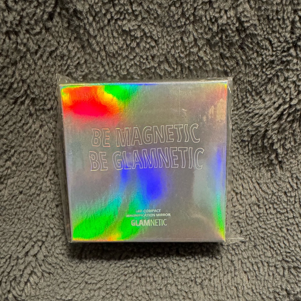 GLAMNETIC LED Compact Magnification Mirror, Holographic - Picture 3 of 4